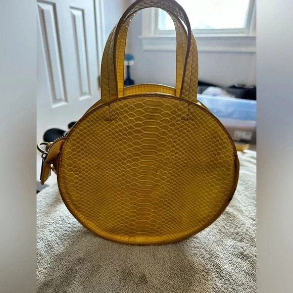 Street Level circle crossbody faux leather Croc tote bag purse. Yellow - Picture 3 of 16